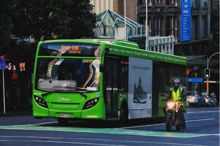 Fernbus auf der Autobahn